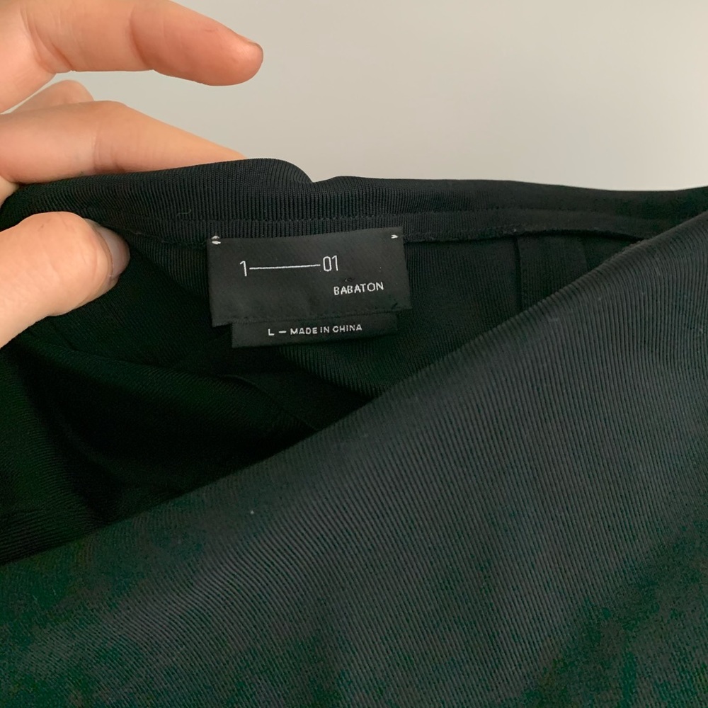 Aritzia Babaton Alice top w. built in bra in black - Picture 6 of 7